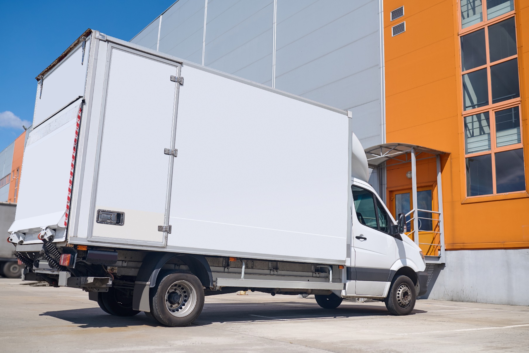 Ciężarówka przy centrum logistycznym